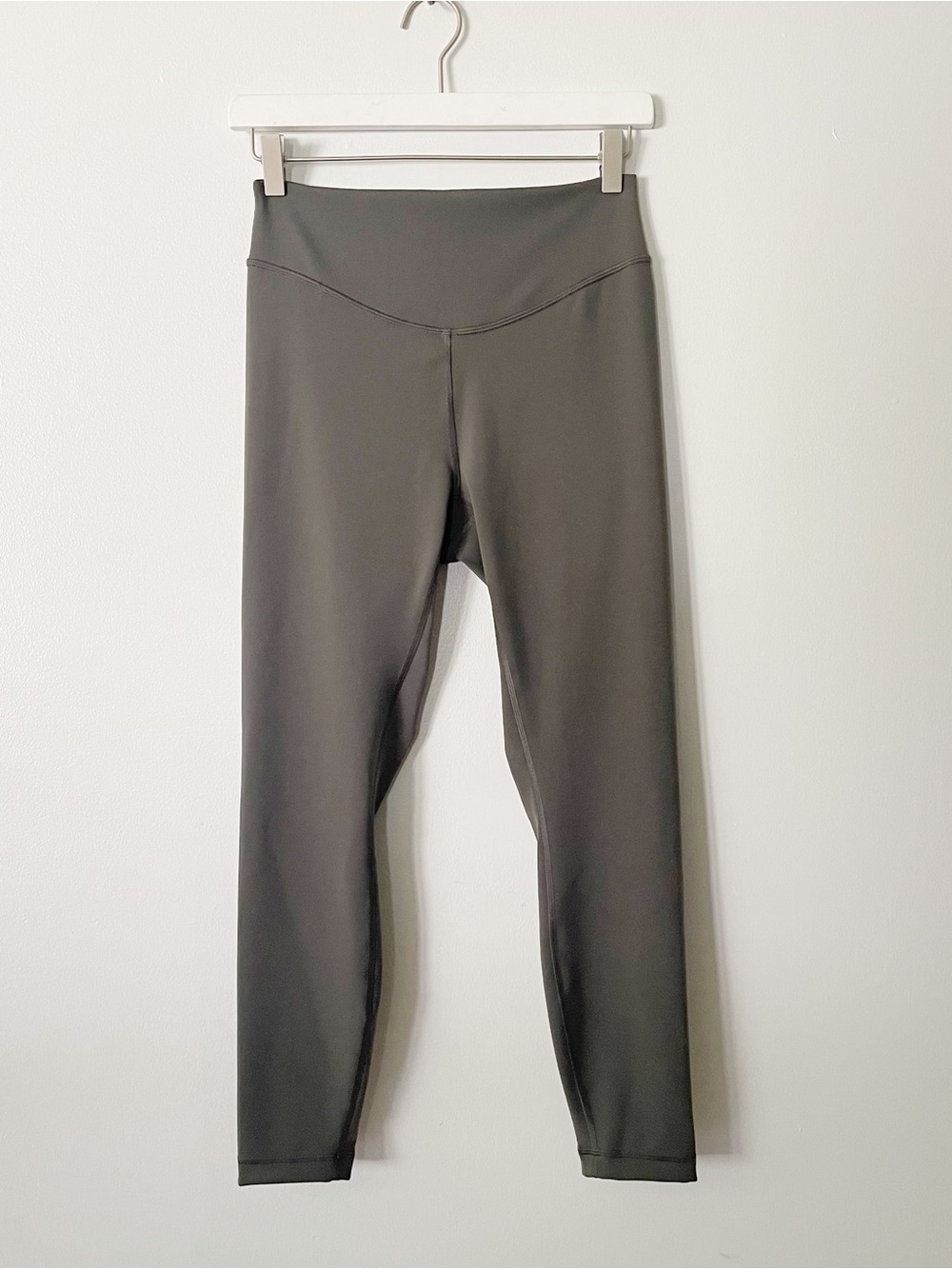 Lululemon Dark Green Wunder Under Smooth Cover high-rise tights 25” size 8 EUC